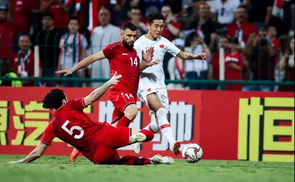 当中国男足脱掉上衣，你就知道他们为何难以崛起？！