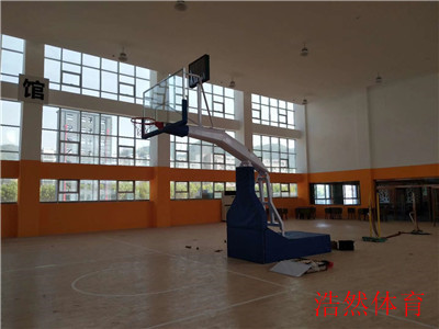 新疆安装室内电动液压篮球架效果展示 新疆安装室内电动液压篮球架效果展示
