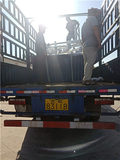 陕西客户定做的手动液压篮球架发货 陕西客户定做的手动液压篮球架发货