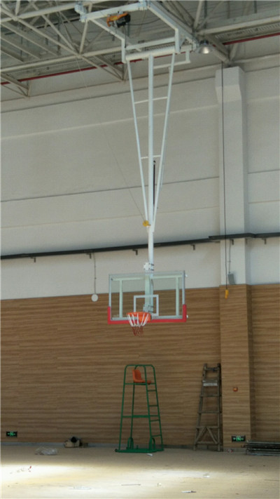 江西南昌某中学室内场馆悬挂式电动篮球架安装现场