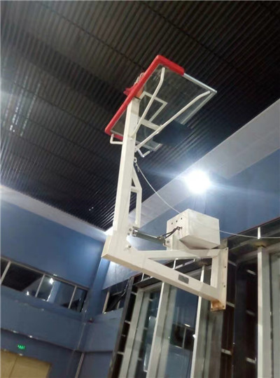 体育的电动篮球架安装展示效果