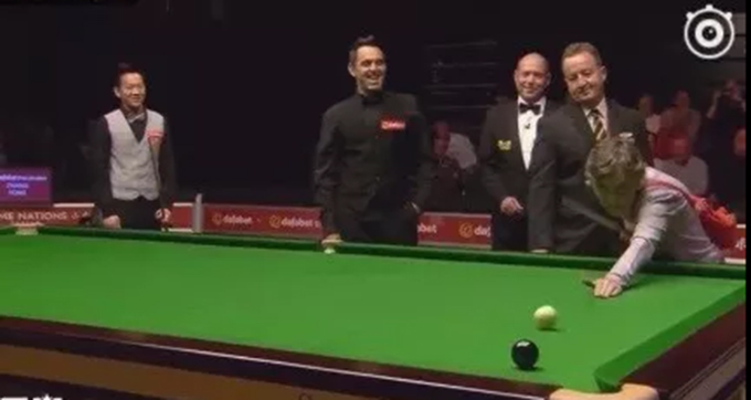 女球迷闯场帮奥沙利文击黑球 火箭曾多次遭球迷裸奔&ldquo;突图1