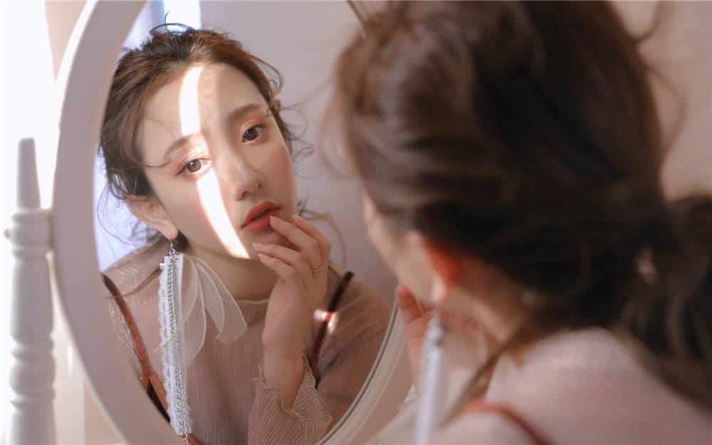 &ldquo;五个月了,她肚子怎么还是平的?&rdquo;&ldquo;先生,您忘了吗,两个图1