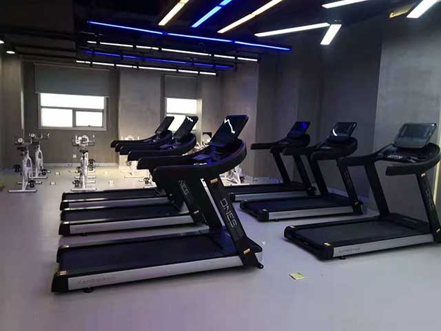 健身器材供应商哪家好？该怎么选择？(买健身器材哪个品牌图1