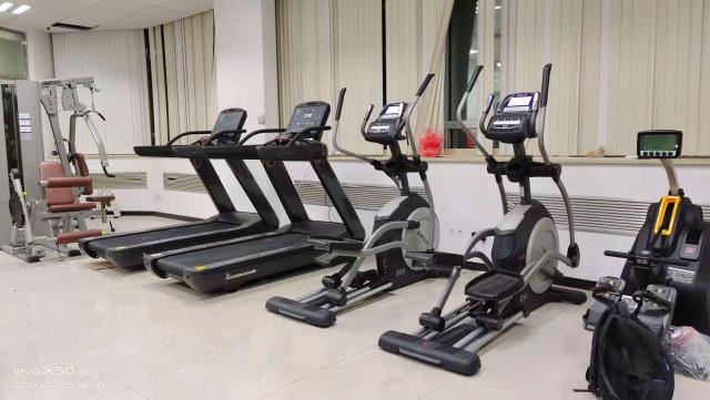 健身房椭圆机瘦哪里？正确使用方法(健身房椭圆机使用方法)图1