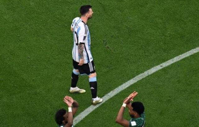 1-2爆大冷！梅西攻入世界第7球创造历史，张路反而指出他图1