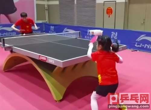 王楠指导女儿训练不断鼓励！遭老公吐槽，王曼昱当陪练超图1