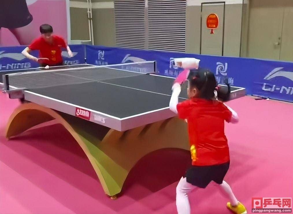 王楠指导女儿健身，不断鼓励！被老公吐槽，王曼昱当陪练图1