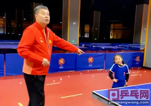 国乒主教练亲自指导！李隼教王楠女儿练球，盛赞笑笑4点优图1