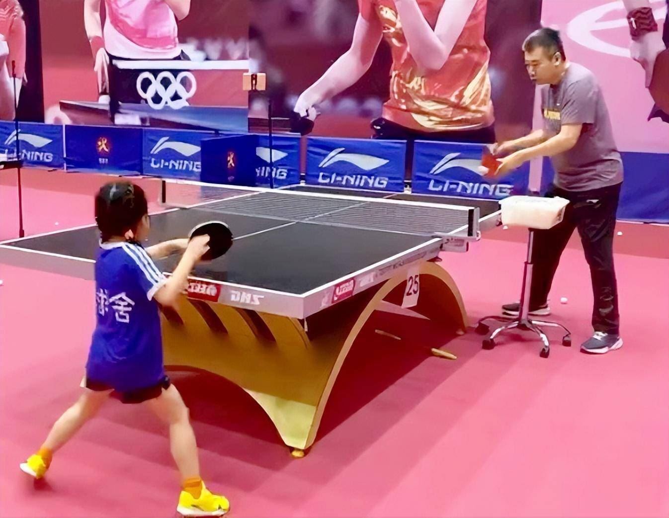 国乒主帅亲自陪练！李隼给王楠女儿训练多球，大满贯教父图1