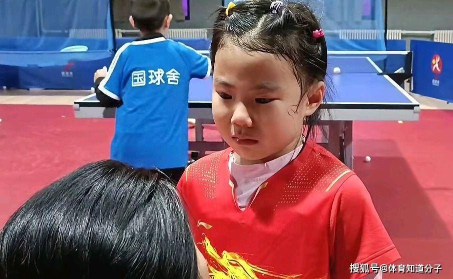 哭得梨花带雨！王楠6岁女儿受委屈放声痛哭，王楠使出妙计图1