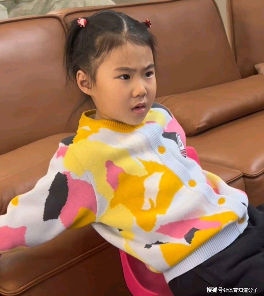 每日上半天课却考高分！王楠女儿是小学霸，富豪老爸把女图1