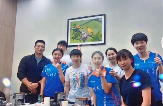 陈梦拒绝黑脸！和孙颖莎等聚餐庆祝：拿到亚军我已经很开图1