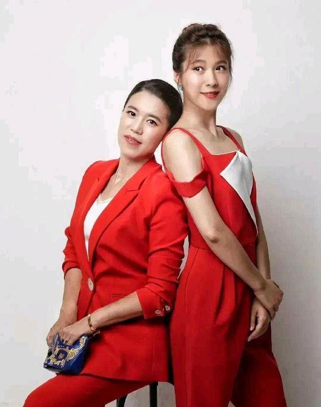 44岁王楠拍摄时尚大片！国乒天后一身鲜红色尽显霸气，网图1