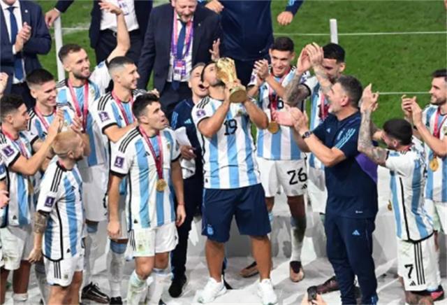 梅西经历5届世界杯，&ldquo;最后一舞&rdquo;终圆冠军梦(梅西参加了图1