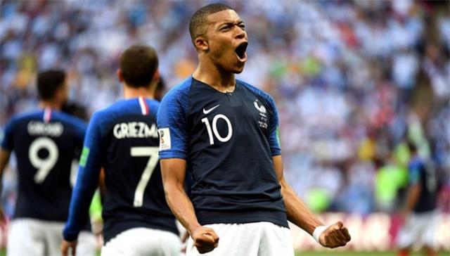 姆巴佩点球破门，上演帽子戏法