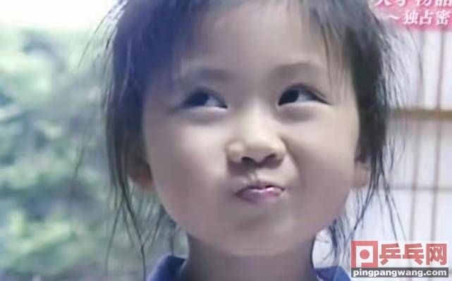 真贴心！福原爱给妈妈做特殊乒乓球台，妈妈坐轮椅就能打图1