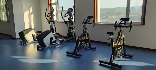 家庭健身房需要哪些器械?家庭健身房基本配置方案！(健身图1