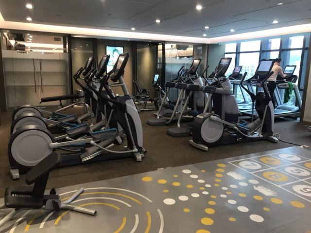 椭圆机和动感单车哪个好？适合自己的才是好的！(椭圆机和图1