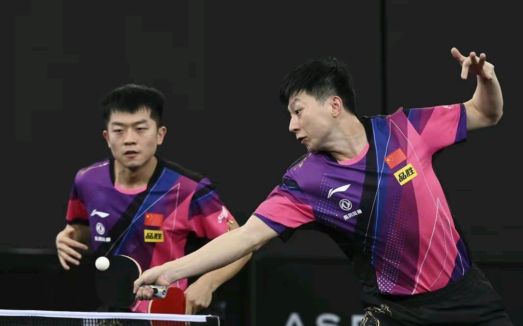 陈梦在练习击球，场下乒乓球运动员的技术亮相(乓乒球运动图1