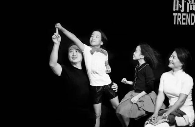 刘国梁一家四口齐出动，拍摄大片超温馨，双胞胎女儿青春图1