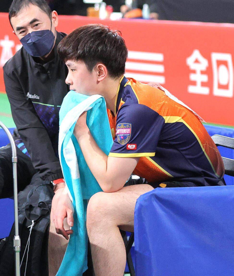 张本智和输球后发声！坦言与中国教练商量错误战术，自嘲图1