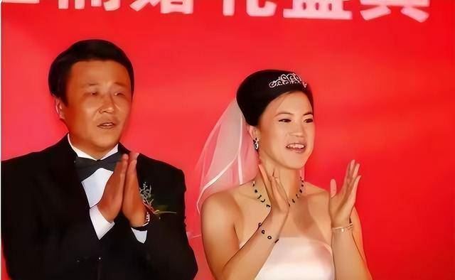 王楠送女儿上学！学费1年20万，读贵族学校，百万豪车接送图1