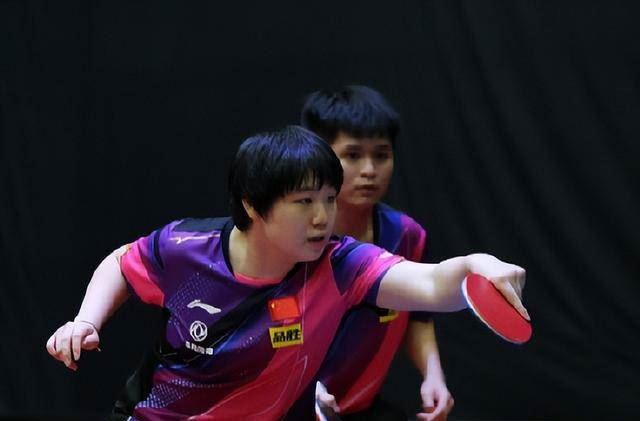 连续2轮过后，郑怡静还是输了，伊藤美诚举拳庆祝侥幸获胜图1