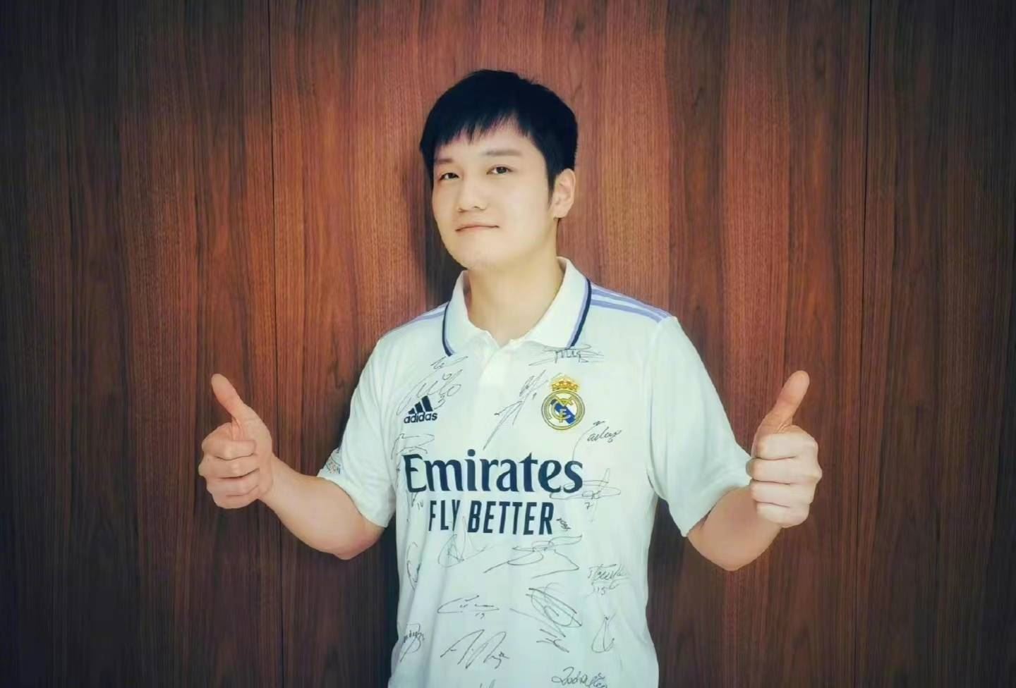 樊振东瘦了！小胖穿皇马1号签名球衣亮相，表情特别可爱和图1