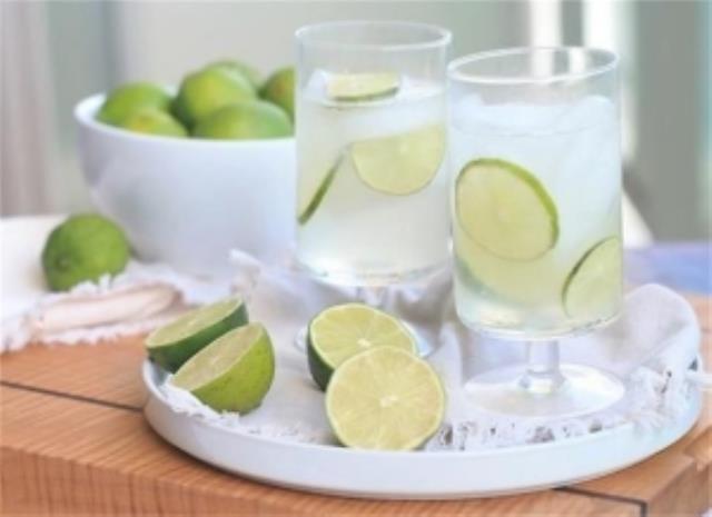 柠檬水口感清爽营养丰富，科学饮用的方法(柠檬水的功效与图1