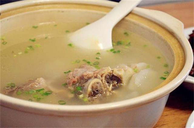 喝大骨汤到底能不能补钙呢？(喝大骨汤可以补钙吗)图1