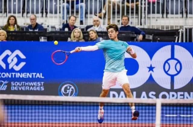 救4赛点大逆转！吴易昺2-1掀翻美国大炮，首夺巡回赛男单