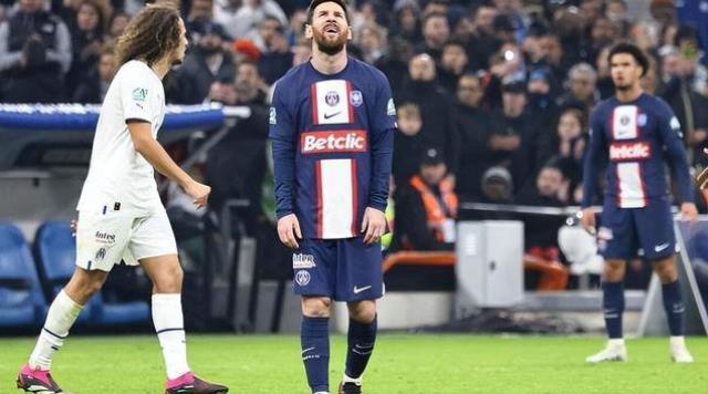 梅西在想什么？这个球都能打飞？ (梅西打篮球还是足球?)图1