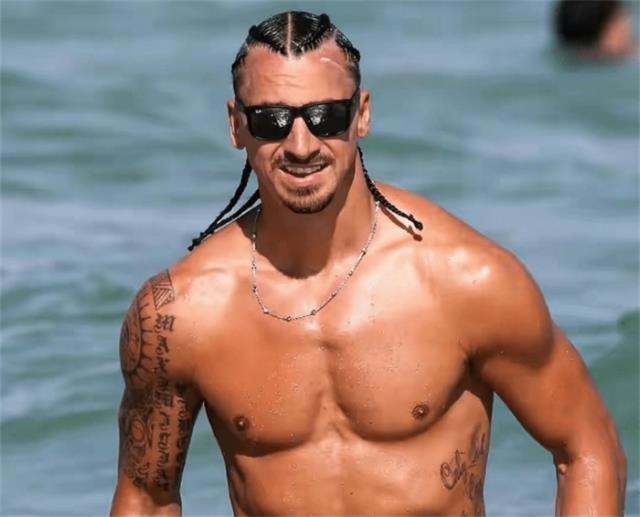 猛男！41岁伊布晒照，8块腹肌+地垄沟新发型，52岁妻子身图1