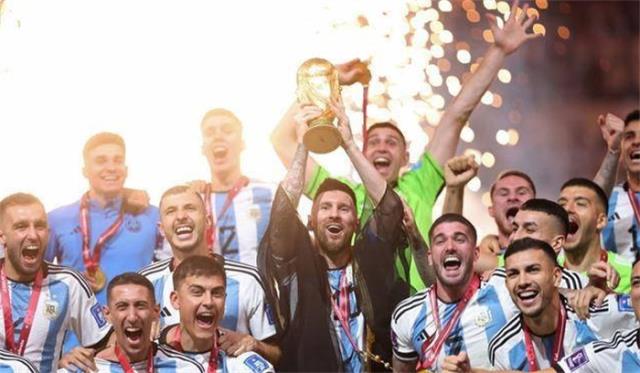梅西主场秀世界杯奖杯？巴黎球星反对：他第一年踢得太烂图1