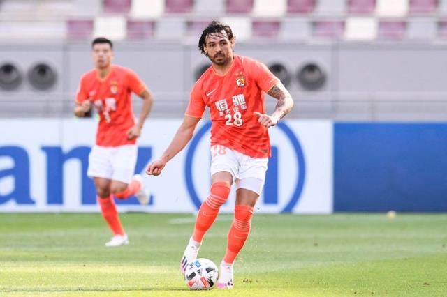 一名年薪1.1亿元的恒大归化球员为国足出场次数为零，现在图1