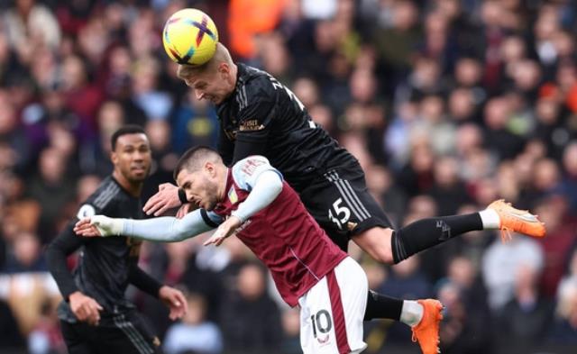 英超]约吉尼奥第94分钟的大马丁戏弄阿森纳4-2维拉。图1