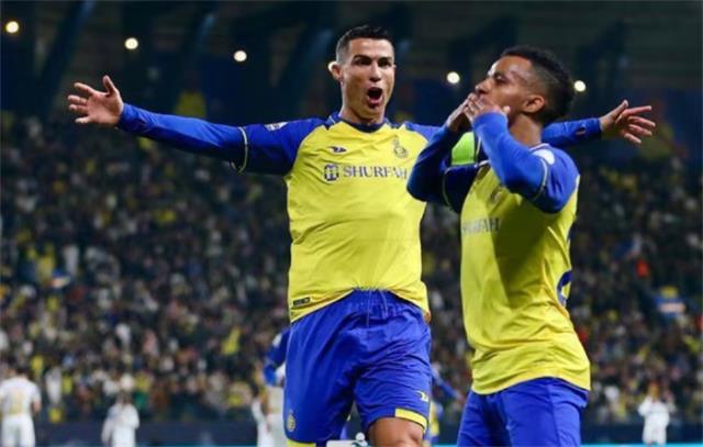 C罗的杰作：当场摆腿，在30米处精准直击子弹，全队欢呼，图1