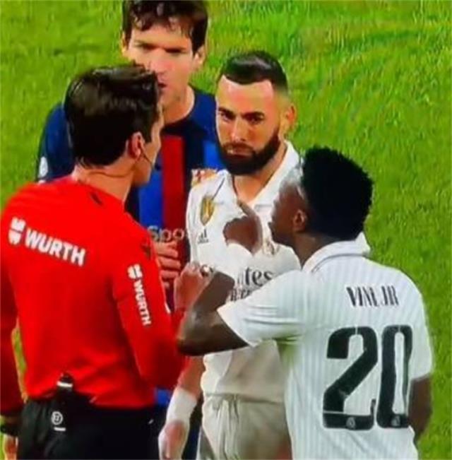 国王杯半决赛首回合：维尼修斯肉搏德容，不满判罚向主裁图1