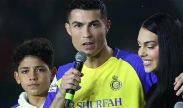 ?C罗如何回应球迷喊“梅西比你更好”？