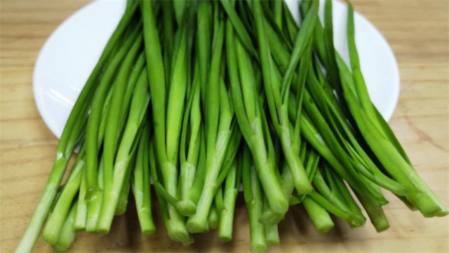 ?韭菜能不能生吃 韭菜真的是发物吗