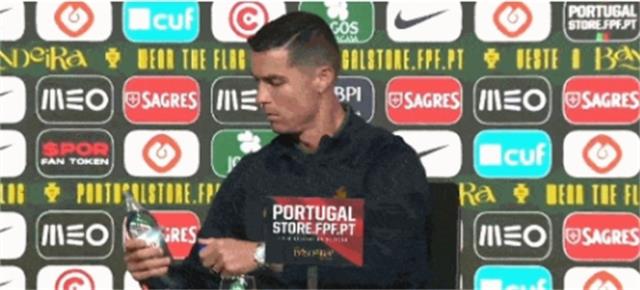 C罗检查饮料成分再倒入杯中，再次刷新自律形象(c罗喝碳酸图1